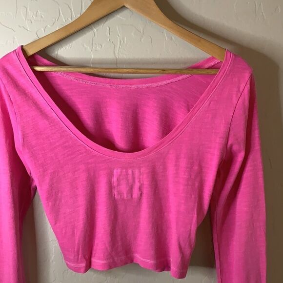 HOLLISTER vivid pink crop top with long sleeves and a scoop back neck - Picture 2 of 7